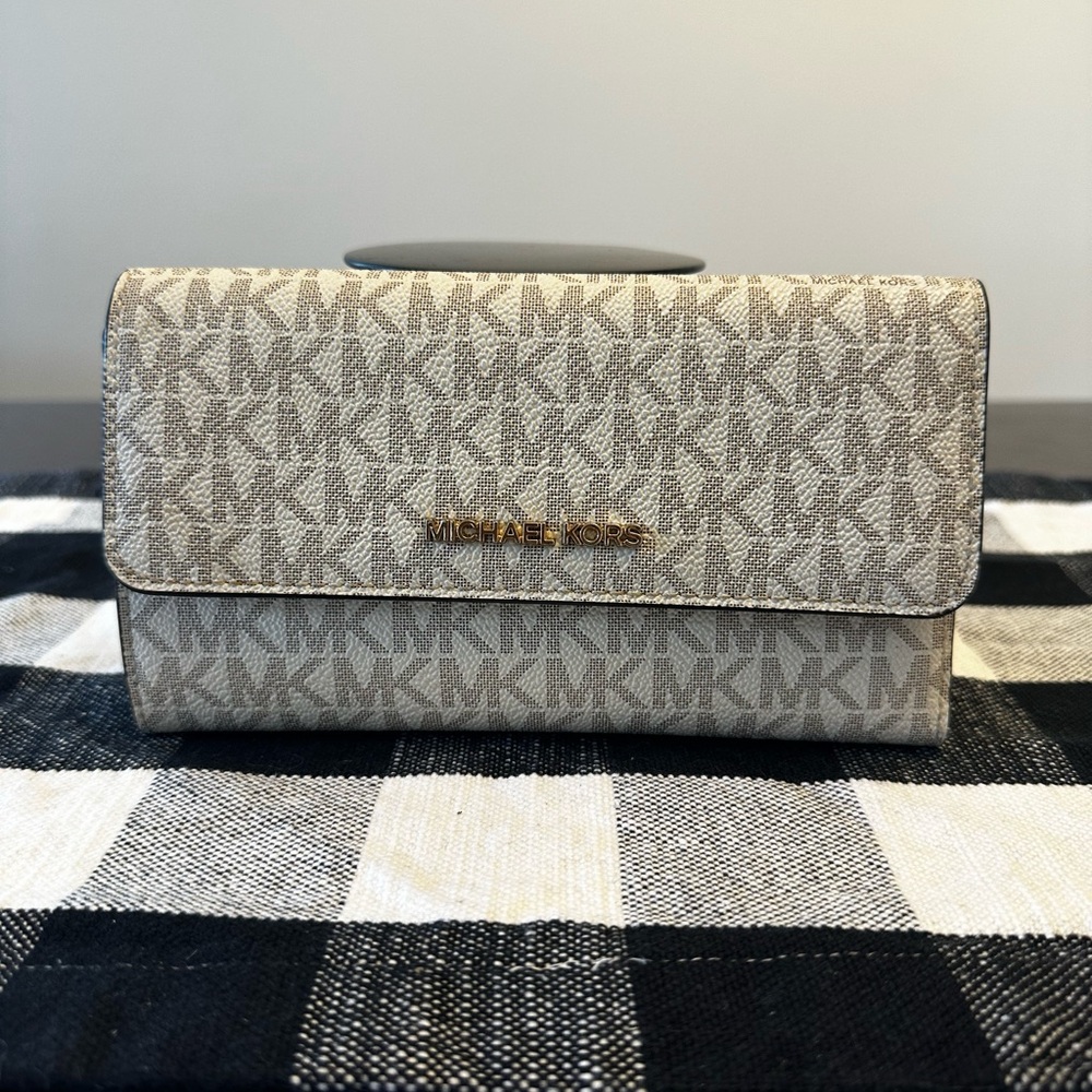 White Michael Kors wallet